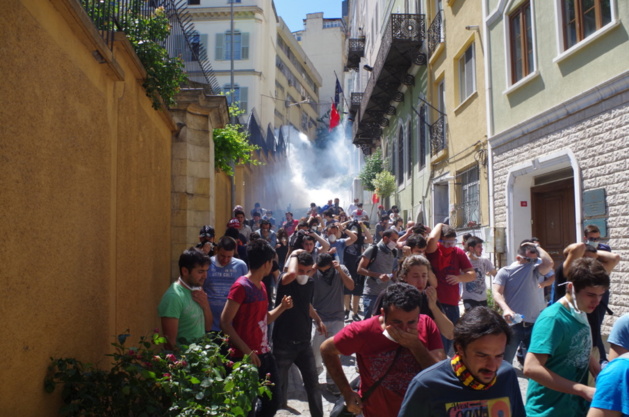 Les manifestants ont tenté d'échapper au gaz lacrymogène (ici, par la rue Istiklal) © Lou Bachelier-Degras