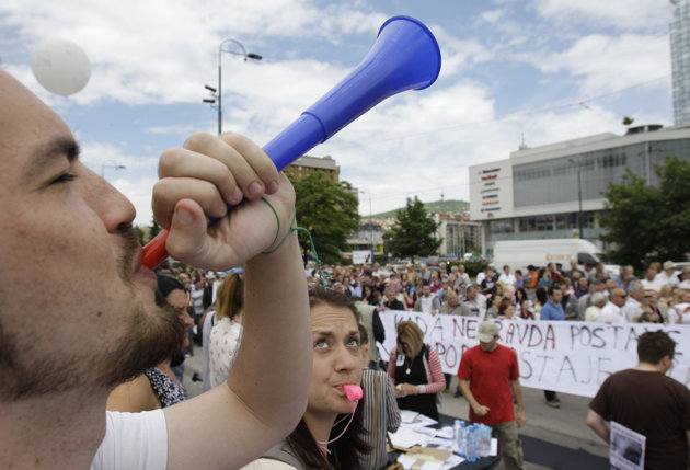 Manifestation devant le Parlement à Sarajevo / Crédits : Kenan Music / Occupykcjournal.com