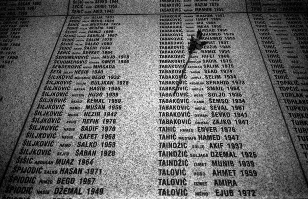 Victimes du massacre de Srebrenica – Mémorial de Potocari | Crédit Photo -- Damir Sagolj / Photographers Blog / Reuters