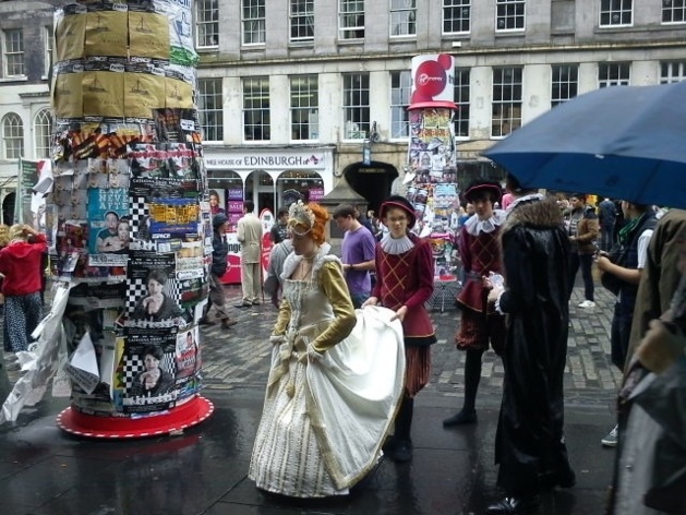 Performers advertising their show on the Royal Mile | Credits: Katrin Heilmann/Le Journal International