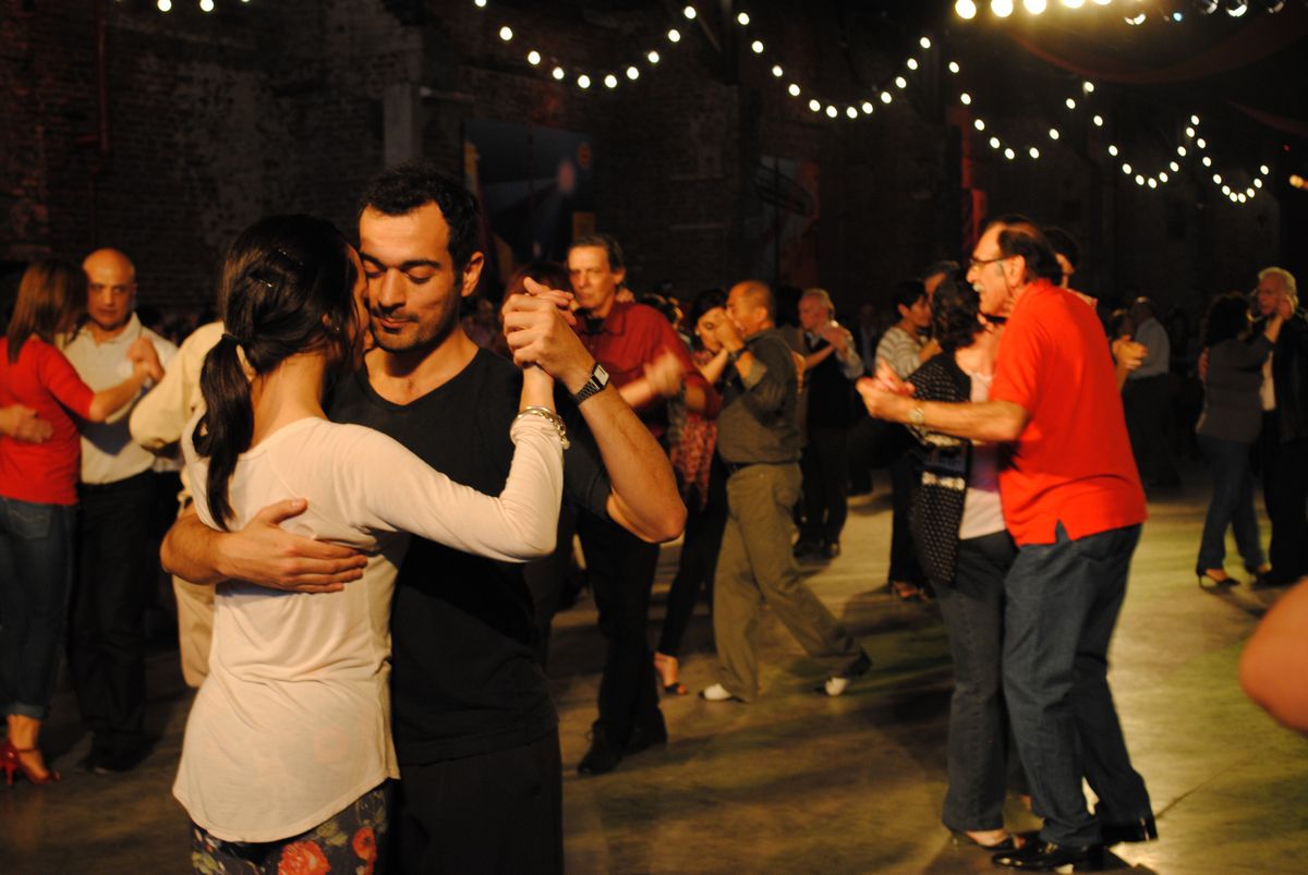 Un couple de danseurs à la “Milonga del Puerto”. Crédit Katel Andréani