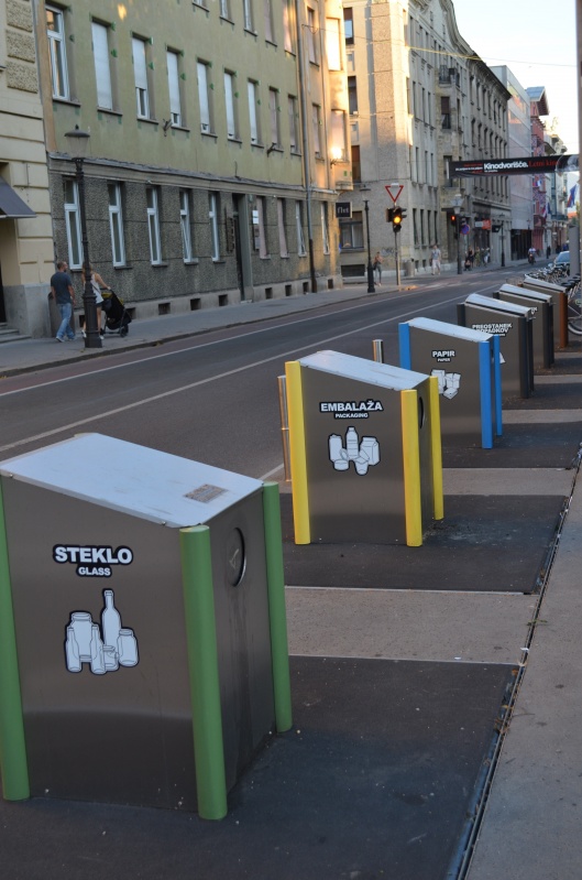 12 - Poubelles 12 - Poubelles